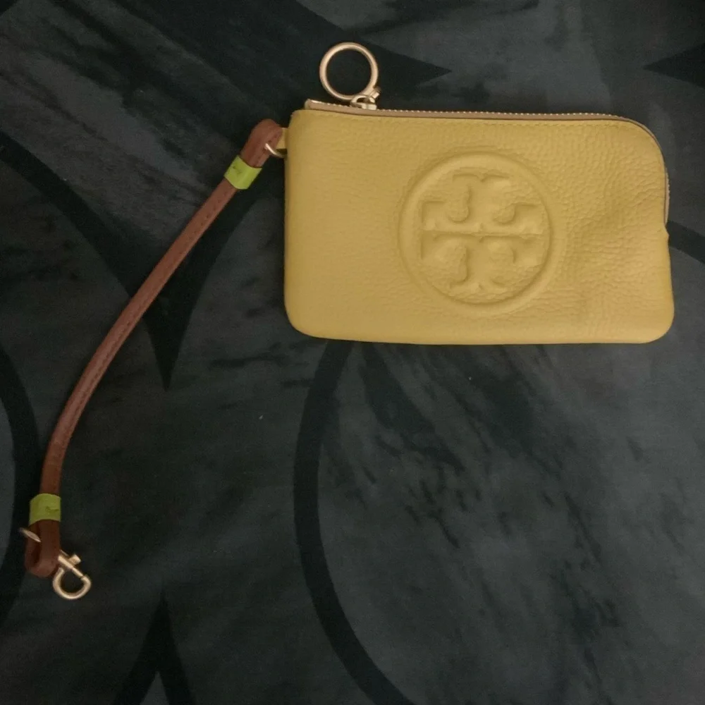 🔥🔥NWT Tory Burch Authentic Perry Bombé Leather ZipCard Case Yellow NWT